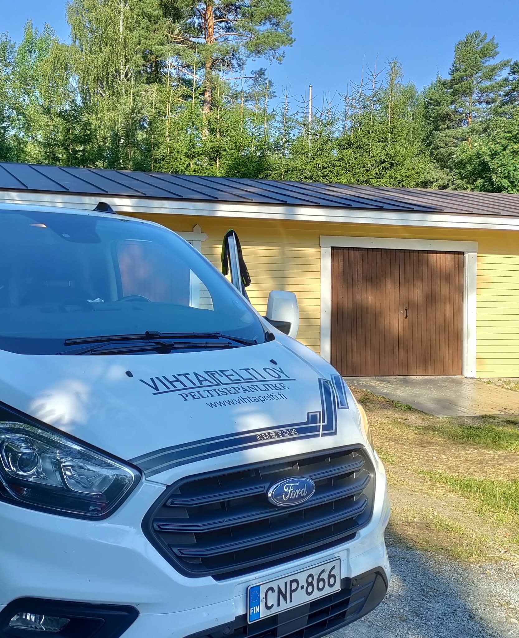 Vihtapelti Oy pakettiauto asiakkaan pihassa – valmis konesaumakatto taustalla